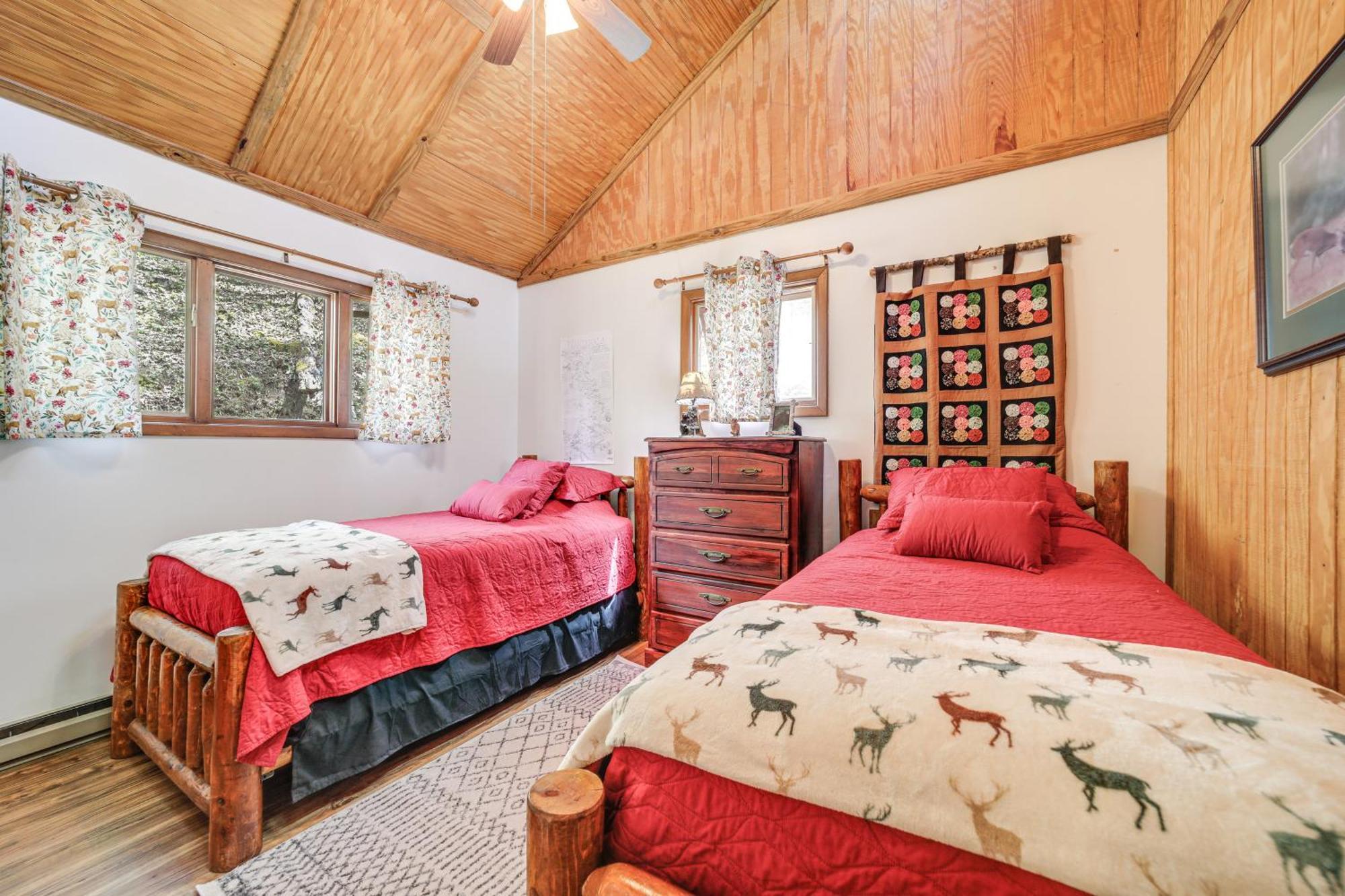 Creekside Whittier Cabin With Fire Pit Near Hiking! Екстериор снимка